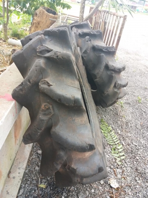 ขายยางขอบ 13.6 -24 ยี่ห้อ DUNLOP ขายตามสภาพ  ราคา 3,500 บาท  สนใจสอบถาม 084-9997463