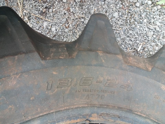 ขายยางขอบ 13.6 -24 ยี่ห้อ DUNLOP ขายตามสภาพ  ราคา 3,500 บาท  สนใจสอบถาม 084-9997463