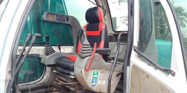 ขายจ้า..KOBELCO SK120-2 เก่าใน สภาพดี  แทรคใหญ่  ไฟฟ้าครบ ลองระบบกันได้ทุกวัน โทร 089-3818694จ๊อย..