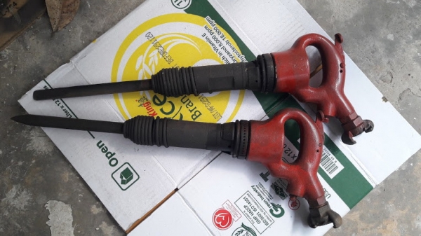 ขายหัวสกัดคอนกรีต TOKU รุ่น AA-1.3B สกัดคอนกรีตและย้ำรีเวทลมใช้กับเครื่องปั๊มลม ขนาด 4.5 กิโล หัวละ 6500 บาท 084-5424150