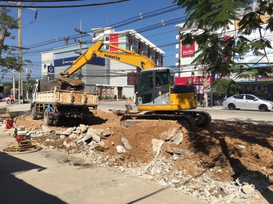 รถแมคโคร KOMUTSU รถแมคโคร KOMUTSU