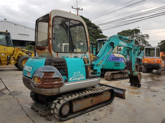 รถขุดโกเบโก้SK030-2ตู้เก๋ง