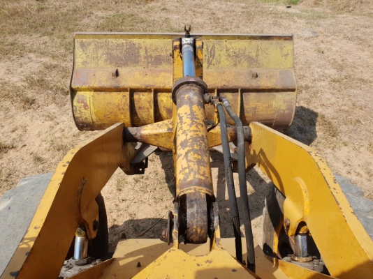 ขายรถตักล้อยาง KOMATSU JH30-B ราคา.260,000 เก็บงานบางชิ้น รถใช้งานอยู่ เกียร์ 1-2-3 ใช้งานได้ครบ 2 เพลา สนใจนัดลองรถได้ที่.081-3531946 ต่อ.บางนา &amp; ID-LINE รถอยู่ จ.บุรีรัมย์