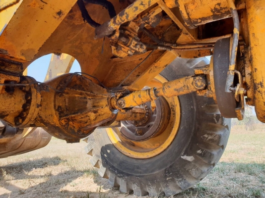 ขายรถตักล้อยาง KOMATSU JH30-B ราคา.260,000 เก็บงานบางชิ้น รถใช้งานอยู่ เกียร์ 1-2-3 ใช้งานได้ครบ 2 เพลา สนใจนัดลองรถได้ที่.081-3531946 ต่อ.บางนา &amp; ID-LINE รถอยู่ จ.บุรีรัมย์