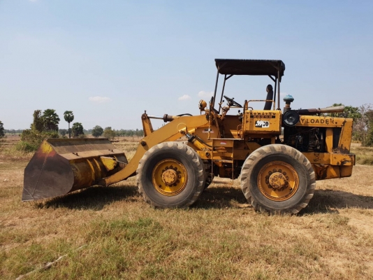 ขายรถตักล้อยาง KOMATSU JH30-B ราคา.260,000 เก็บงานบางชิ้น รถใช้งานอยู่ เกียร์ 1-2-3 ใช้งานได้ครบ 2 เพลา สนใจนัดลองรถได้ที่.081-3531946 ต่อ.บางนา &amp; ID-LINE รถอยู่ จ.บุรีรัมย์