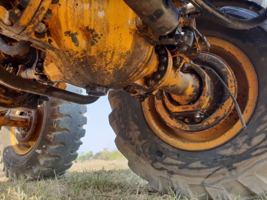 ขายรถตักล้อยาง KOMATSU JH30-B ราคา.260,000 เก็บงานบางชิ้น รถใช้งานอยู่ เกียร์ 1-2-3 ใช้งานได้ครบ 2 เพลา สนใจนัดลองรถได้ที่.081-3531946 ต่อ.บางนา &amp; ID-LINE รถอยู่ จ.บุรีรัมย์