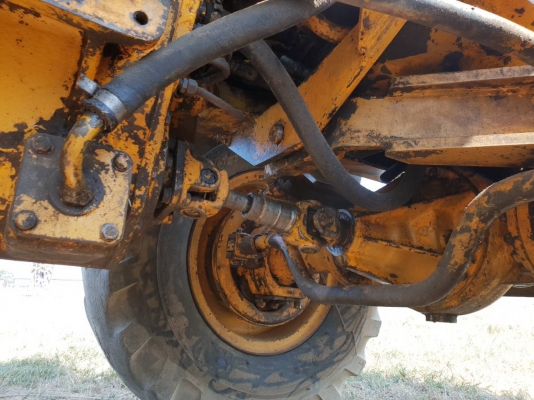 ขายรถตักล้อยาง KOMATSU JH30-B ราคา.260,000 เก็บงานบางชิ้น รถใช้งานอยู่ เกียร์ 1-2-3 ใช้งานได้ครบ 2 เพลา สนใจนัดลองรถได้ที่.081-3531946 ต่อ.บางนา &amp; ID-LINE รถอยู่ จ.บุรีรัมย์