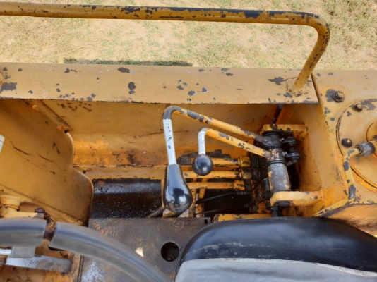 ขายรถตักล้อยาง KOMATSU JH30-B ราคา.260,000 เก็บงานบางชิ้น รถใช้งานอยู่ เกียร์ 1-2-3 ใช้งานได้ครบ 2 เพลา สนใจนัดลองรถได้ที่.081-3531946 ต่อ.บางนา &amp; ID-LINE รถอยู่ จ.บุรีรัมย์