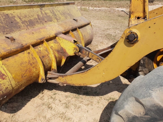 ขายรถตักล้อยาง KOMATSU JH30-B ราคา.260,000 เก็บงานบางชิ้น รถใช้งานอยู่ เกียร์ 1-2-3 ใช้งานได้ครบ 2 เพลา สนใจนัดลองรถได้ที่.081-3531946 ต่อ.บางนา &amp; ID-LINE รถอยู่ จ.บุรีรัมย์