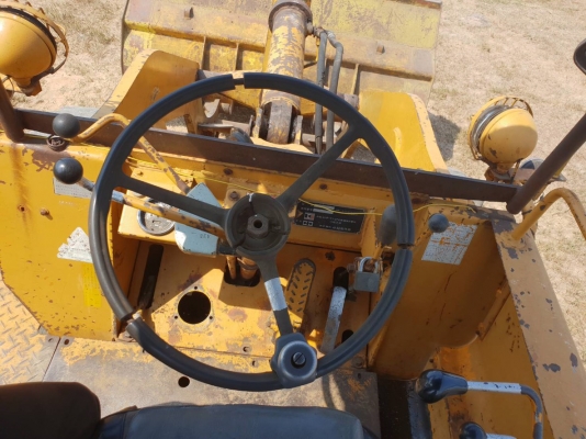 ขายรถตักล้อยาง KOMATSU JH30-B ราคา.260,000 เก็บงานบางชิ้น รถใช้งานอยู่ เกียร์ 1-2-3 ใช้งานได้ครบ 2 เพลา สนใจนัดลองรถได้ที่.081-3531946 ต่อ.บางนา &amp; ID-LINE รถอยู่ จ.บุรีรัมย์