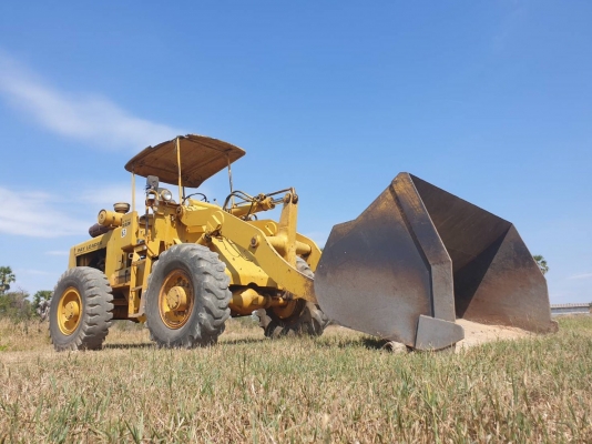 ขายรถตักล้อยาง KOMATSU JH63ราคา.435,000 ต่อ.บาง เครื่องแน่น ดิสแบรค หน้า-กลัง รถสวย รถใช้งานอยู่ เกียร์ 1-2-3 ใช้งานได้ครบ 2 เพลา สนใจนัดลองรถได้ที่.081-3531946 ต่อ.บางนา &amp; ID-LINE รถอยู่ จ.บุรีรัมย์