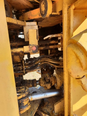 ขายรถตักล้อยาง KOMATSU JH63ราคา.435,000 ต่อ.บาง เครื่องแน่น ดิสแบรค หน้า-กลัง รถสวย รถใช้งานอยู่ เกียร์ 1-2-3 ใช้งานได้ครบ 2 เพลา สนใจนัดลองรถได้ที่.081-3531946 ต่อ.บางนา &amp; ID-LINE รถอยู่ จ.บุรีรัมย์