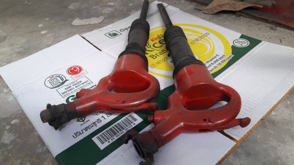 ขายหัวสกัดคอนกรีต TOKU รุ่น AA-1.3B สกัดคอนกรีตและย้ำรีเวทลมใช้กับเครื่องปั๊มลม ขนาด 4.5 กิโล หัวละ 6500 บาท 084-5424150