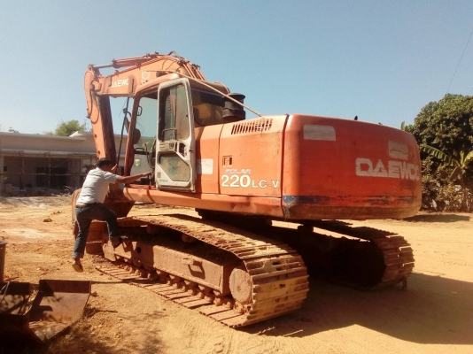 มี 2 คันรถแบคโฮ DAEWOO SOLAR 220LC-V เอกสารอินวอย ราคา 500000