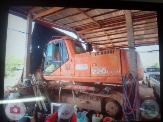 มี 2 คันรถแบคโฮ DAEWOO SOLAR 220LC-V เอกสารอินวอย ราคา 500000