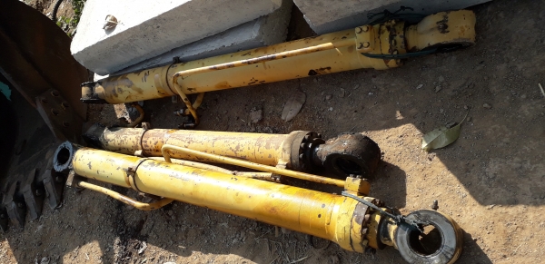 ขายครับ หม้อน้ำออยคูเลอร์ กะบอก ปั้มK3V แพรคอนโทน โป๊ะสวิง โกเบลโก้ 200 มาร์คที มาร์คทู