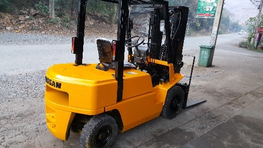 ขายโฟค์ลิฟ นัสสัน 2 ตัน เครื่อง เบนซิน เกียร์ธรรมดา เสาสูง 4.30 ม.งาสะไล เสาเข้าตู้