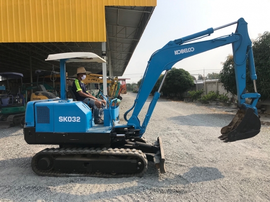 ขายถูกรถแบคโฮKOBELCOรุ่นSK032นำเข้าญี่ปุ่นไม่เคยใช้งานในไทยเอกสารพร้อม แทร็กยางเครื่อง3สูบสภาพพร้อมใช้งาน 081-8302909 จิรโรจน์ Line :jiraroj2909