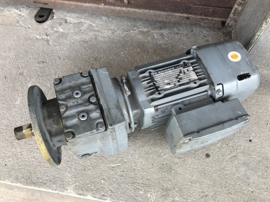 ขายมอเตอร์เกียร์หน้าแปลน SEW eurodrive 0.55KW. 380V มีระบบเบรคในตัว ของใหม่ไม่เคยใช้งาน อัตราทด 1:30 เพลาออกประมาณ 48 รอบต่อนาที