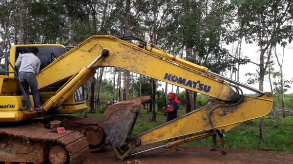 ขายแบคโฮ KOMATSU PC200-8 เอกสารเล่มทะเบียนไฟครบระบบดีราคา 1,100,000 ต่อรอง