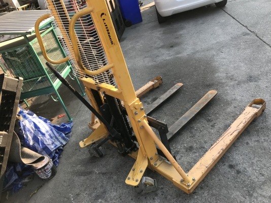 ขายแฮนลิฟท์มือโยก-เหยียบ รุ่นยกสูง 160cm. แบบ Stacker Liftmach 1ton. สภาพสวยมาก ใช้งานน้อย อุปกรณ์ครบ งาปรับความกว้างได้ ฐานล้อกว้าง โครงสร้างใหญ่แข็งแรง พร้อมใช้งาน