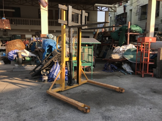ขายแฮนลิฟท์มือโยก-เหยียบ รุ่นยกสูง 160cm. แบบ Stacker Liftmach 1ton. สภาพสวยมาก ใช้งานน้อย อุปกรณ์ครบ งาปรับความกว้างได้ ฐานล้อกว้าง โครงสร้างใหญ่แข็งแรง พร้อมใช้งาน