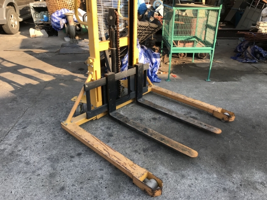 ขายแฮนลิฟท์มือโยก-เหยียบ รุ่นยกสูง 160cm. แบบ Stacker Liftmach 1ton. สภาพสวยมาก ใช้งานน้อย อุปกรณ์ครบ งาปรับความกว้างได้ ฐานล้อกว้าง โครงสร้างใหญ่แข็งแรง พร้อมใช้งาน
