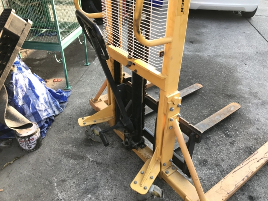 ขายแฮนลิฟท์มือโยก-เหยียบ รุ่นยกสูง 160cm. แบบ Stacker Liftmach 1ton. สภาพสวยมาก ใช้งานน้อย อุปกรณ์ครบ งาปรับความกว้างได้ ฐานล้อกว้าง โครงสร้างใหญ่แข็งแรง พร้อมใช้งาน