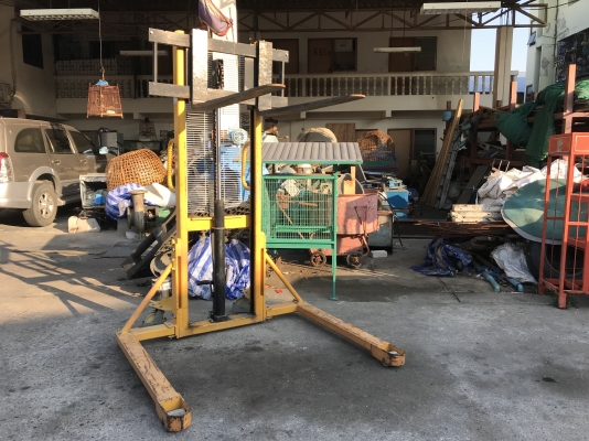 ขายแฮนลิฟท์มือโยก-เหยียบ รุ่นยกสูง 160cm. แบบ Stacker Liftmach 1ton. สภาพสวยมาก ใช้งานน้อย อุปกรณ์ครบ งาปรับความกว้างได้ ฐานล้อกว้าง โครงสร้างใหญ่แข็งแรง พร้อมใช้งาน