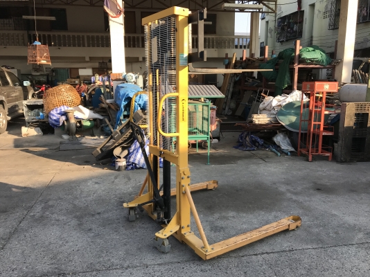 ขายแฮนลิฟท์มือโยก-เหยียบ รุ่นยกสูง 160cm. แบบ Stacker Liftmach 1ton. สภาพสวยมาก ใช้งานน้อย อุปกรณ์ครบ งาปรับความกว้างได้ ฐานล้อกว้าง โครงสร้างใหญ่แข็งแรง พร้อมใช้งาน