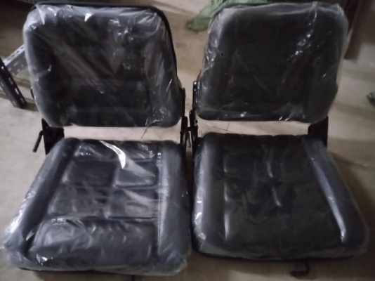 ขายเบาะรถแบ๊คโฮ มือ1 เบาะหนัง เลื่อนได้ ปรับได้ มี2แบบให้เลือกซื้อ แบบมีหัวมีพักแขน ราคา2700บาท  แบบไม่มีหัว ราคา2500บาท ของพร้องจัดส่ง สนใจ : 099-907-9273 กิ๊ฟ กมลชนก , 099-907-3356 ช่างบัง ไอดี ไลน์ : gift9273