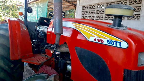 รถไถ KMT 5077 - 4WD 75 HP ปี 56  รถทำงาน 3,200 ชม. สวยเดิมๆอุปกรณ์ครบพร้อมใช้งานได้เลย 4 สูบ 75 แรง อุปกรณ์มีใบดัน ผานพรวน 6 และผานยกร่อง