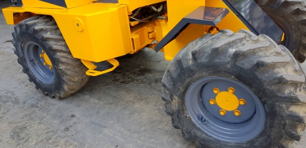 รคตักขนาด 0.4คิว KAWASAKI รุ่น WA 35ll เอวอ่อน ขับเคลื่อน 4ล้อ 4*4ระบบ Full time เครื่องยนต์ KUBOTA 4สูบ อะไหล่หาง่าย เก่าญี่ปุ่นไม่เคยใช้งานในไทยสภาพดี เหมาะสำหรับร้านวัสดุก่อสร้างทั่วไป วิ่งคล่องตัวมาก  ชม.การใช้งานน้อยมาก ราคา325,000 บาท  สนใ