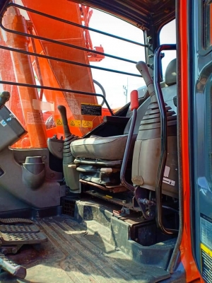 ขายจ้า. HITACHI ZX135US-E. เก่านอกแท้  สภาพสวย แทรคใหญ่  พร้อมใช้ โทร 089-3818694 จ๊อย