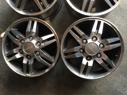 ล้ออีซูซุ ขอบ16 สีรมดำหน้าเงา ไม่ซ่อมแตกคตดุ้ง ลอยมีตามการ ใช้งาน โดยรวมสวย ชุด4วง2700บ.โทร0879050181.ส่งได้ทั่วไทย