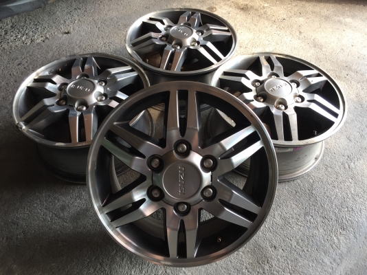 ล้ออีซูซุ ขอบ16 สีรมดำหน้าเงา ไม่ซ่อมแตกคตดุ้ง ลอยมีตามการ ใช้งาน โดยรวมสวย ชุด4วง2700บ.โทร0879050181.ส่งได้ทั่วไทย