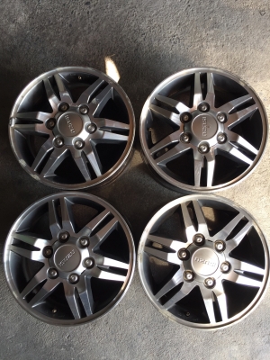 ล้ออีซูซุ ขอบ16 สีรมดำหน้าเงา ไม่ซ่อมแตกคตดุ้ง ลอยมีตามการ ใช้งาน โดยรวมสวย ชุด4วง2700บ.โทร0879050181.ส่งได้ทั่วไทย