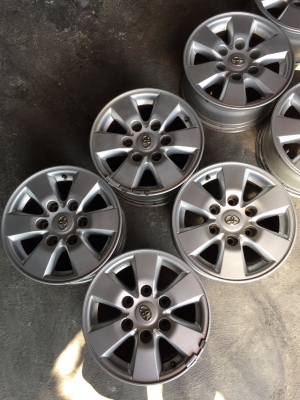 #ชุดที่2 ล้อพีรันเนอร์15+น๊อต ไม่ซ่อมแตกคตดุ้ง มีร่องลอยตามการ ใช้งานบ้างเล็กน้อย โดยรวมสวย โทร0879050181.ส่งได้ทั่วไทย