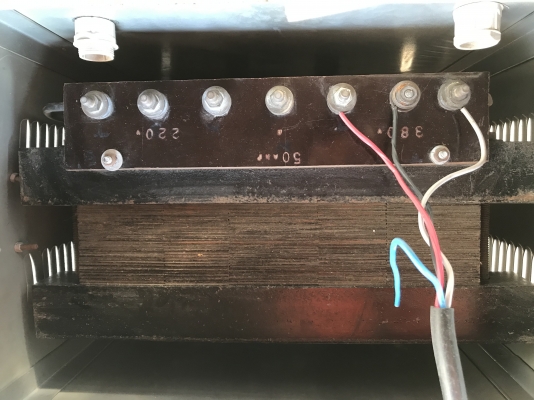 ขายหม้อแปลงไฟฟ้าคุมเครื่องจักร เข้า 380V ออก 220V ขนาด 50Amp. ตัวใหญ่ มีจุดแยกต่อ 2สาย 110V ได้ครับ สภาพสวย พร้อมใช้งาน