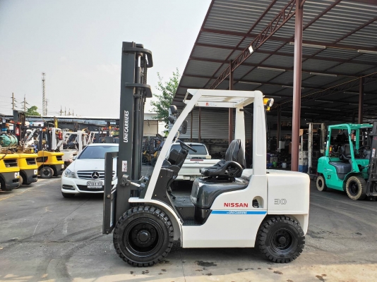 รถยกนิสสันรุ่นล่าสุด น้ำหนักยก 3 ตัน เสาสูง 4 เมตร เครื่องดีเซล เกียร์ออโต้