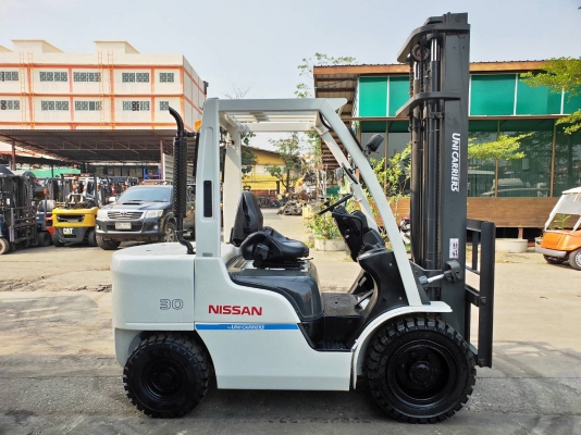 รถยกนิสสันรุ่นล่าสุด น้ำหนักยก 3 ตัน เสาสูง 4 เมตร เครื่องดีเซล เกียร์ออโต้