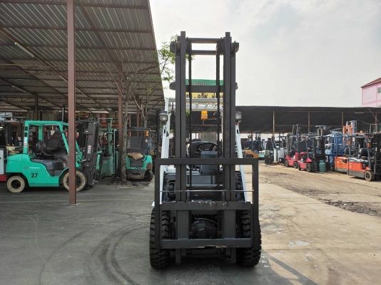 รถยกนิสสันรุ่นล่าสุด น้ำหนักยก 3 ตัน เสาสูง 4 เมตร เครื่องดีเซล เกียร์ออโต้