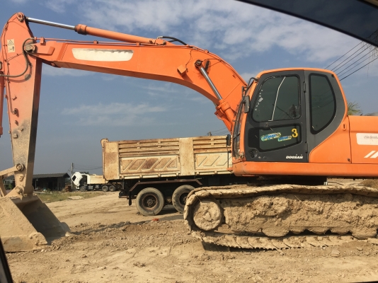 ขายรถแบคโฮยี่ห้อ ดูซาน 225 VLC ตัว DOLUX สภาพ90\%  สีเดิม รถออกห้างไม่เคยทำสี สภาพสวยพร้อมใช้งาน เจ้าของขายเอง