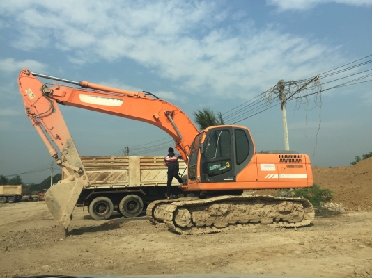 ขายรถแบคโฮยี่ห้อ ดูซาน 225 VLC ตัว DOLUX สภาพ90\%  สีเดิม รถออกห้างไม่เคยทำสี สภาพสวยพร้อมใช้งาน เจ้าของขายเอง