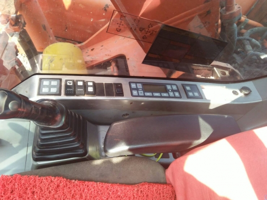 ขายรถแบคโฮยี่ห้อ ดูซาน 225 VLC ตัว DOLUX สภาพ90\%  สีเดิม รถออกห้างไม่เคยทำสี สภาพสวยพร้อมใช้งาน เจ้าของขายเอง