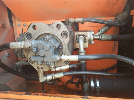 ขายรถแบคโฮยี่ห้อ ดูซาน 225 VLC ตัว DOLUX สภาพ90\%  สีเดิม รถออกห้างไม่เคยทำสี สภาพสวยพร้อมใช้งาน เจ้าของขายเอง