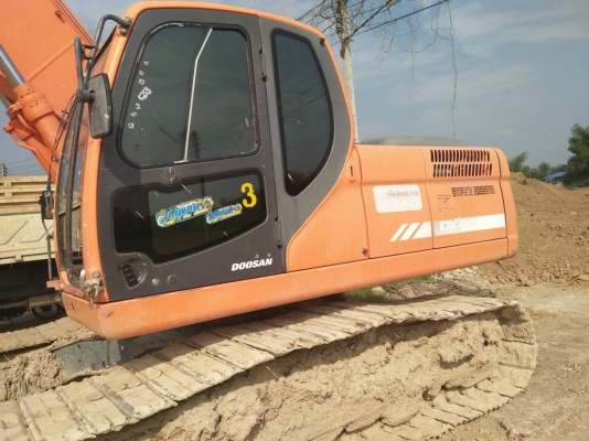 ขายรถแบคโฮยี่ห้อ ดูซาน 225 VLC ตัว DOLUX สภาพ90\%  สีเดิม รถออกห้างไม่เคยทำสี สภาพสวยพร้อมใช้งาน เจ้าของขายเอง