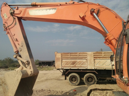 ขายรถแบคโฮยี่ห้อ ดูซาน 225 VLC ตัว DOLUX สภาพ90\%  สีเดิม รถออกห้างไม่เคยทำสี สภาพสวยพร้อมใช้งาน เจ้าของขายเอง