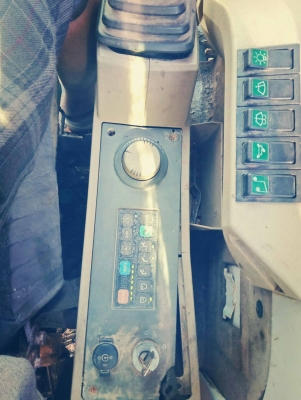 ขายรถแบคโฮยี่ห้อ ดูซาน 225 VLC ตัว DOLUX สภาพ90\%  สีเดิม รถออกห้างไม่เคยทำสี สภาพสวยพร้อมใช้งาน เจ้าของขายเอง