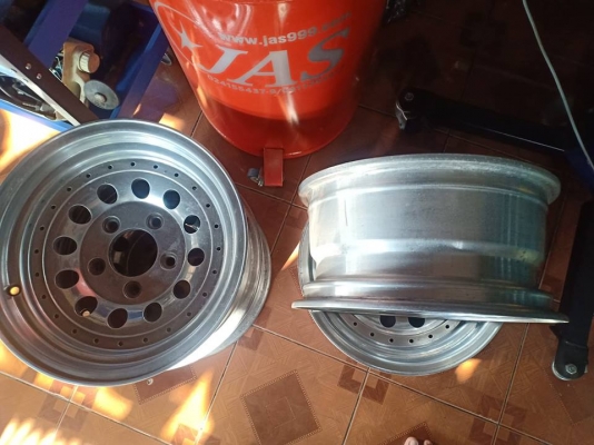 ล้อหยดน้ำ ใส่รถอเมริกัน ขอบ15 หน้ากว้าง8นิ้ว สภาพดี ไม่คดไม่ดุ้ง 5รู120 made in usa 9,500 สนใจทักมาคุยกันได้นะคับพี่ๆ ติดต่อ0955659239ได้ตลอดคับ